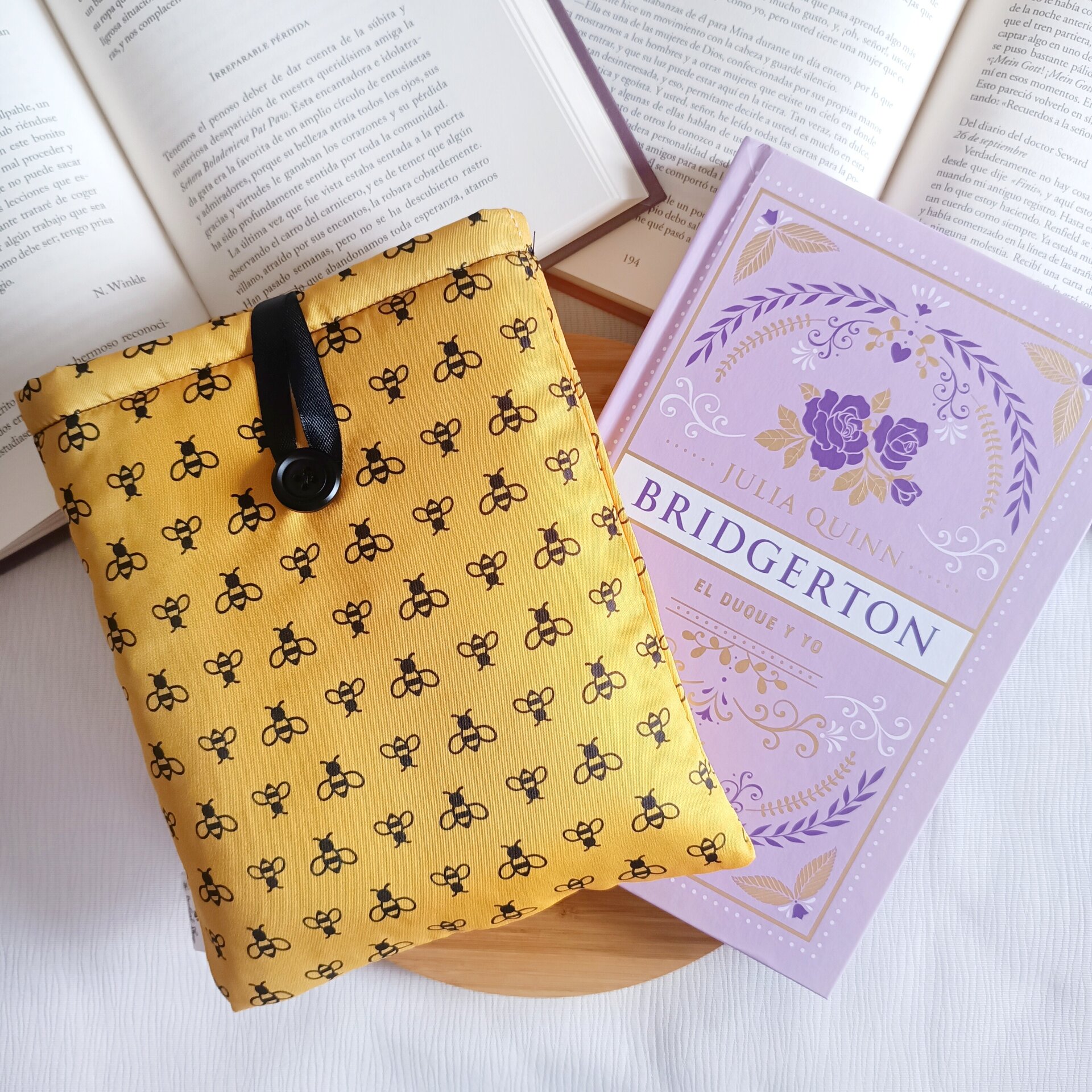 Funda de libro - Toque Bridgerton con abejas y detalles sofisticados - 2