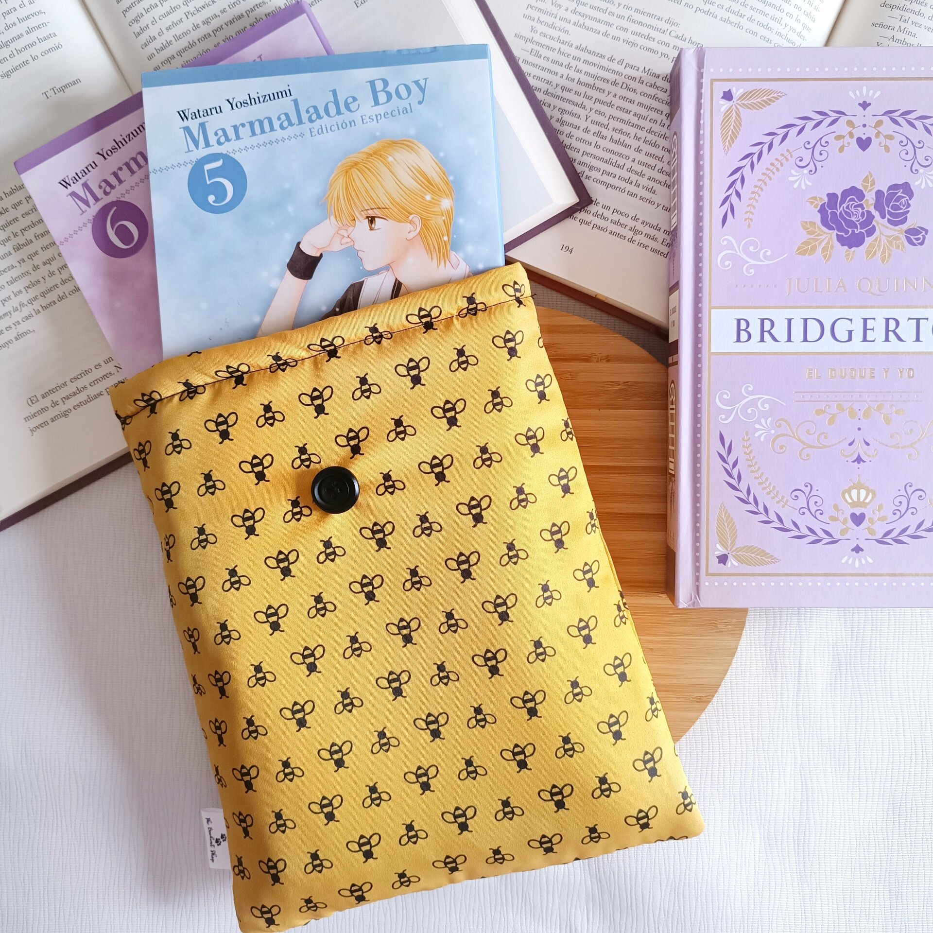 Funda de libro - Toque Bridgerton con abejas y detalles sofisticados - 3