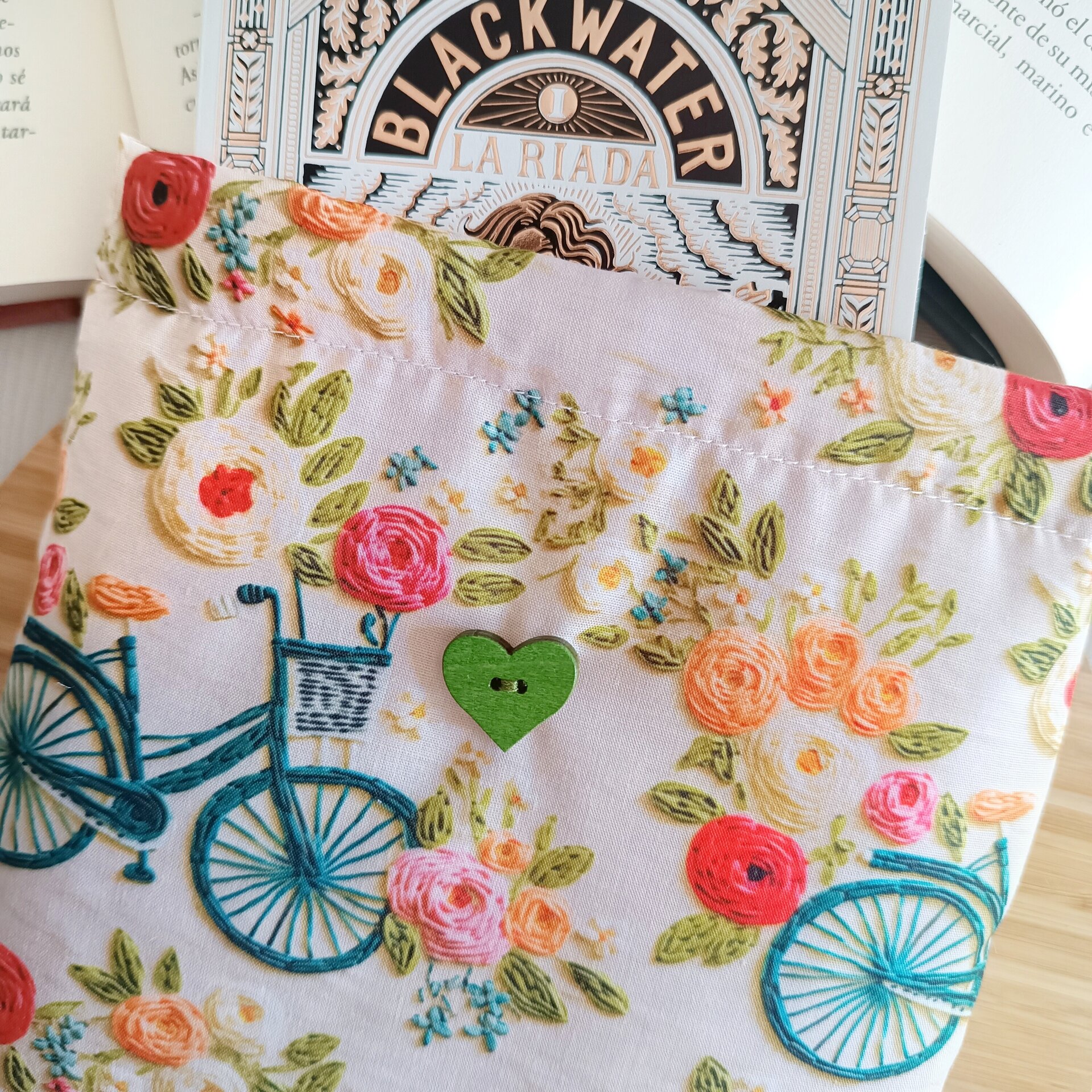 Funda de libro - Motivos florales y bicicletas con efecto bordado - 2