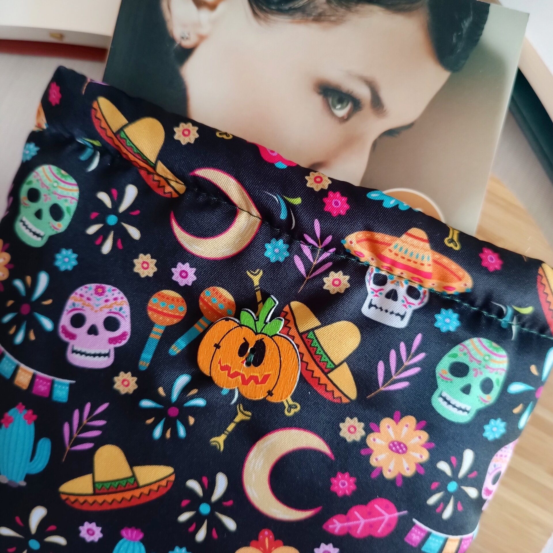 Funda de libro Halloween - Diseño Katrina con calaveras y flores - 7