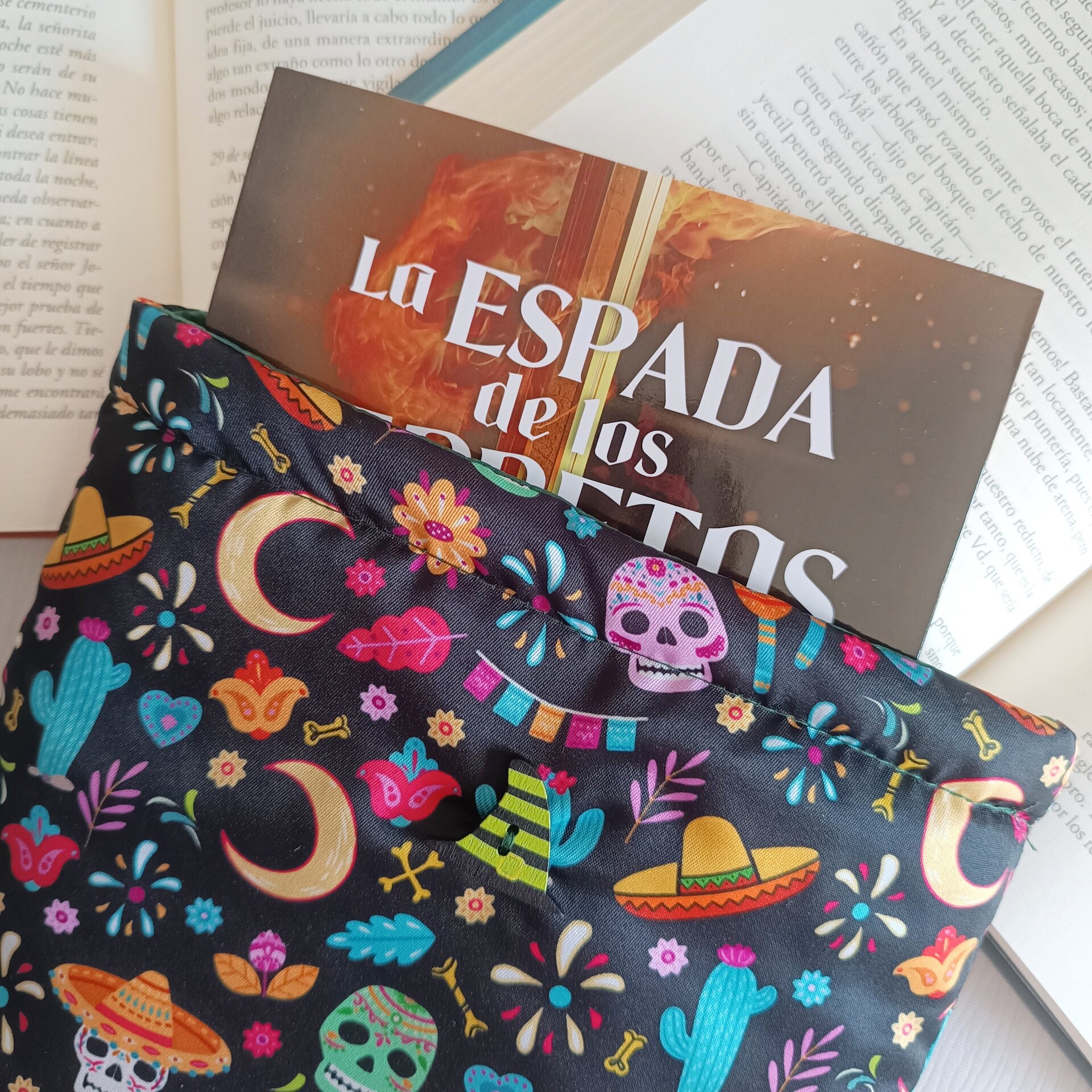 Funda de libro Halloween - Diseño Katrina con calaveras y flores - 4