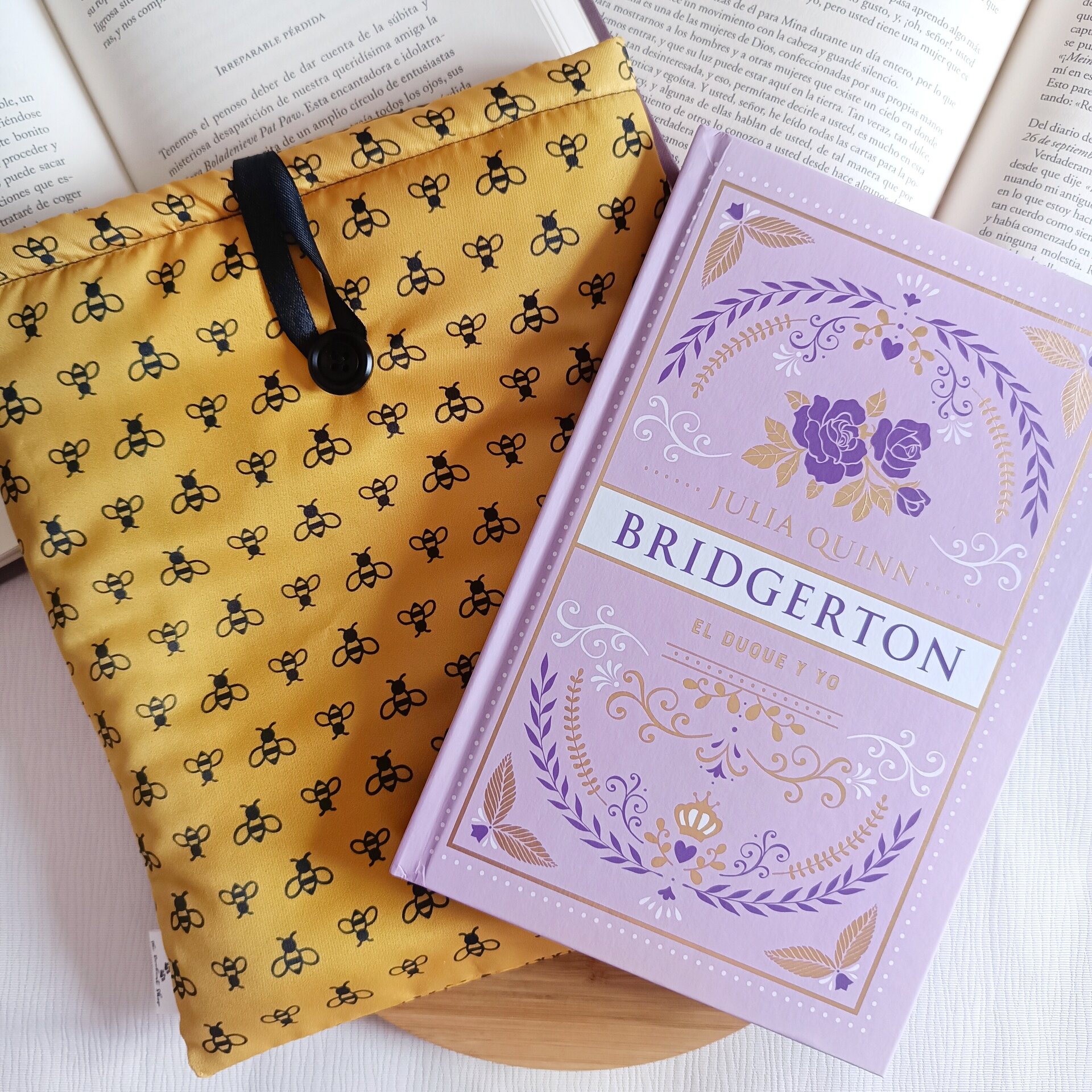 Funda de libro - Toque Bridgerton con abejas y detalles sofisticados - 6