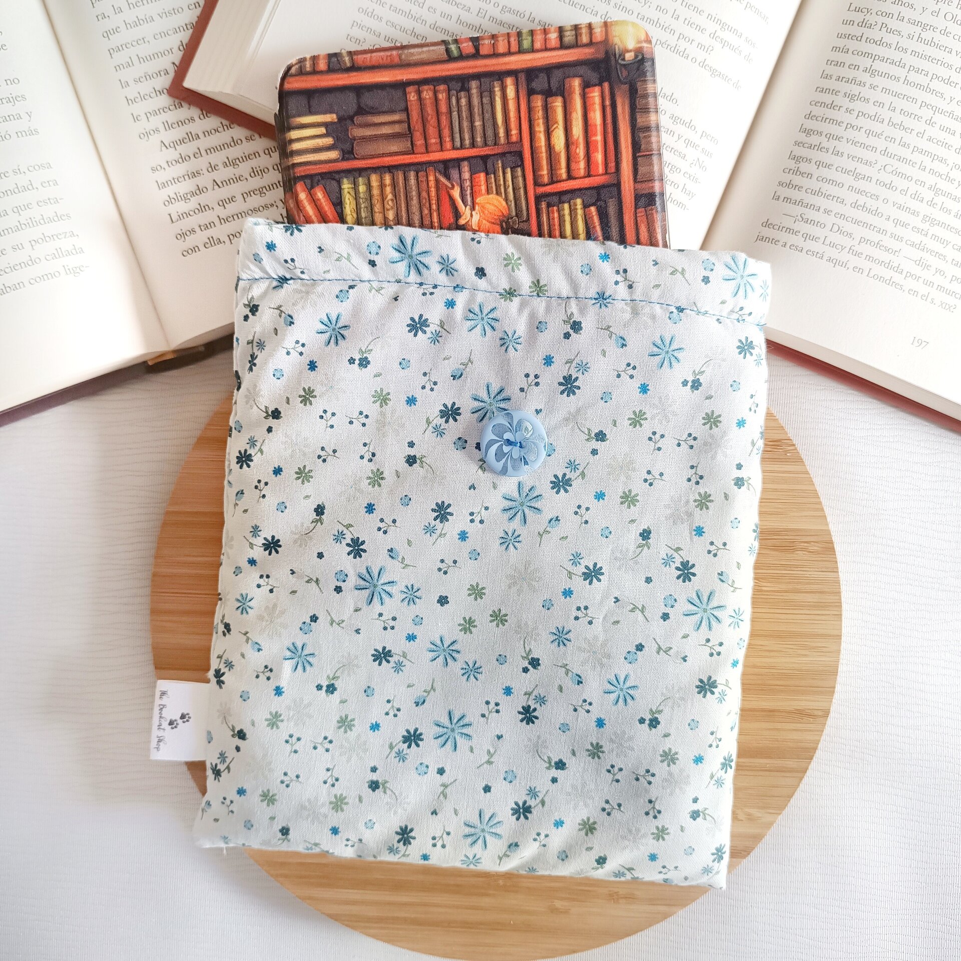 Funda de libro - Flores azules delicadas sobre fondo celeste - 2