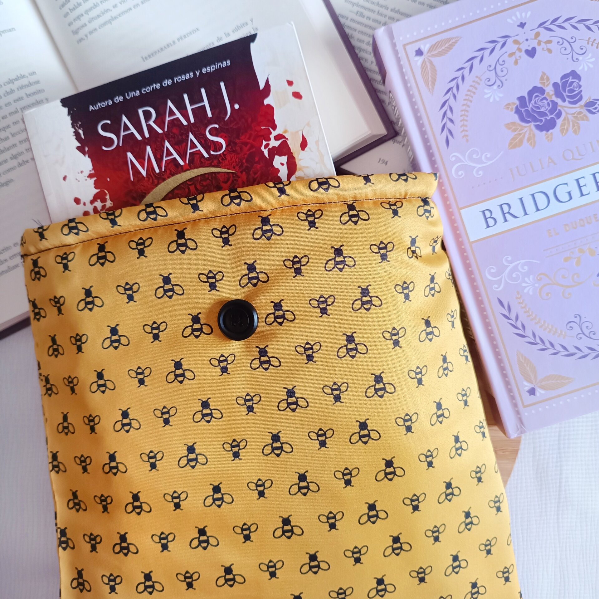 Funda de libro - Toque Bridgerton con abejas y detalles sofisticados - 5