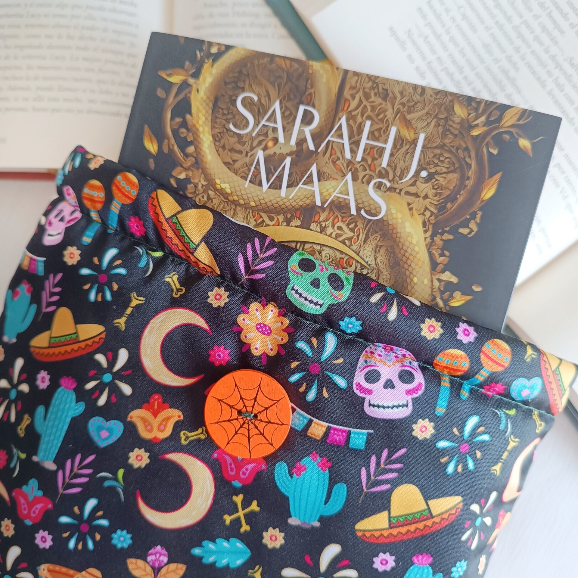 Funda de libro Halloween - Diseño Katrina con calaveras y flores - 3