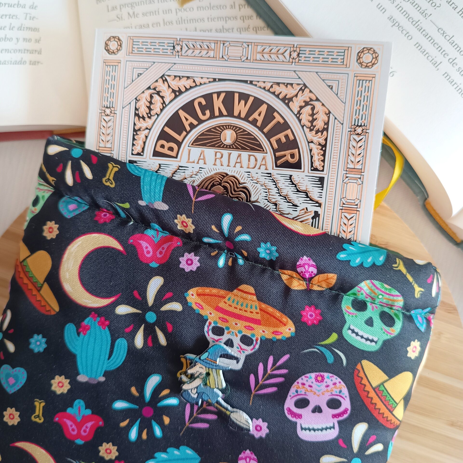 Funda de libro Halloween - Diseño Katrina con calaveras y flores - 2